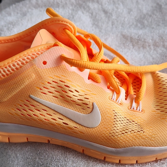 Nike Bright Orange Running Shoes - Picture 1 of 2